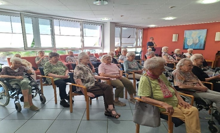 Kinder und Jugendchor im Pflegeheim Haus an den Scharzweihern, Enkenbach-Alsenborn.